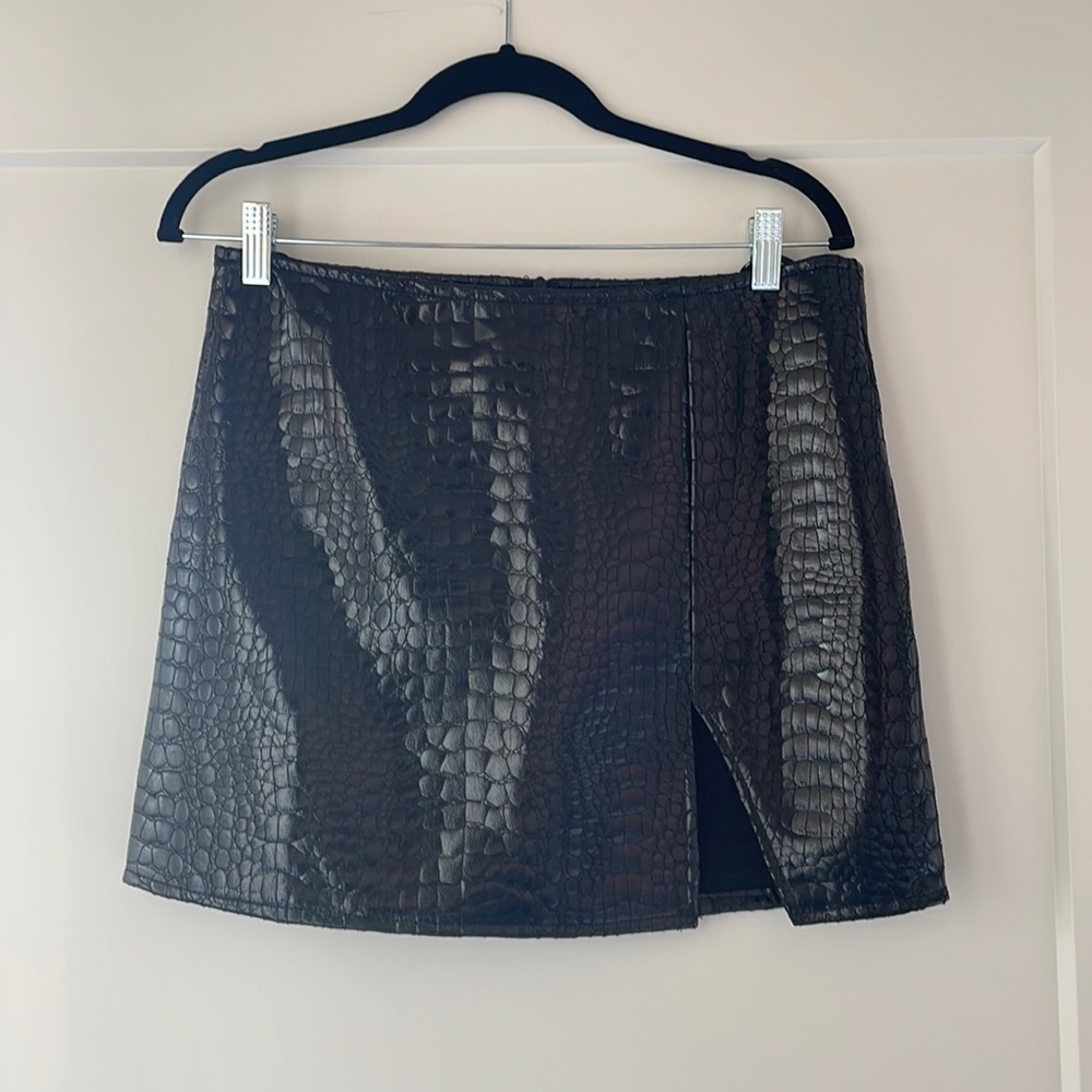 BLACK TEXTURED MINI SKIRT